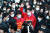 국민의힘 윤석열 대선후보와 이준석 대표가 지난달 4일 부산 서면 거리에서 커플 후드티를 입고 시민들에게 인사하고 있다. [연합뉴스]