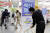 법원이 서울 마트, 백화점에 대해 방역패스 효력 정지를 결정한 14일 오후 서울 서초구 양재동 농협하나로마트에서 관계자가 방역패스 안내문을 치우고 있다. 연합뉴스