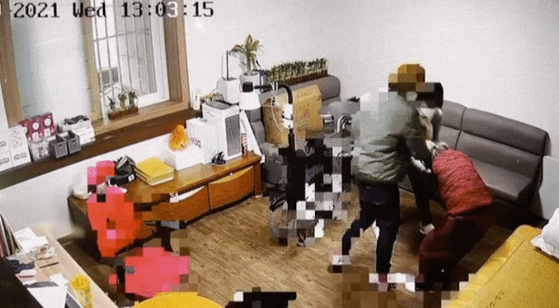 42㎏ 치매 할머니 머리채 잡고 내동댕이…CCTV 속 '충격 장면'