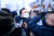  MBC를 항의 방문한 김기현 국민의힘 원내대표가 14일 서울 상암동 MBC에서 더불어민주당 지지자들에게 둘러싸여 있다. 뉴스1