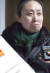 지난 11일 중국 산둥(山東)성 칭다오시 인민법원에서 승소 판결을 받고 감격하는 장거 어머니. [웨이보 캡처]