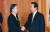 총리 퇴임 후인 1994년 한국을 찾은 가이후 전 총리가 청와대를 방문해 당시 김영삼 대통령과 악수를 하고 있다. [중앙포토] 