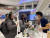지난해 11월 미국 쇼핑몰에서 열린 행사에서 한국 화장품에 관심을 보이는 사람들. 연합뉴스