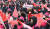 15일 오후 서울 여의도공원에서 열린 2022 민중총궐기 대회에서 참가자들이 깃발을 흔들고 있다. 연합뉴스