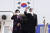  문재인 대통령과 김정숙 여사가 중동 3개국을 방문하기 위해 15일 성남 서울공항에서 공군 1호기에 오르며 인사하고 있다. 김성룡 기자