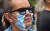 지난해 11월 16일(현지시간) 콜롬비아에서 공공장소 출입을 위한 코로나19 예방접종 증명서 제시 반대 시위에 참가한 남성. (※이 사진은 직접적인 기사과 관련 없음) [AFP=연합뉴스]
