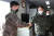 윤석열(오른쪽) 국민의힘 대선 후보가 지난달 20일 강원도 철원 육군 3사단 부대(백골 OP)를 방문해 생활관에서 장병들과 인사하고 있다. 국회사진기자단