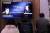 16일 오후 서울역 대합실에서 시민들이 윤석열 국민의힘 대선후보 부인 김건희씨의 '7시간 통화록'을 다룬 MBC 시사프로그램 '스트레이트'를 시청하고 있다. 뉴스1