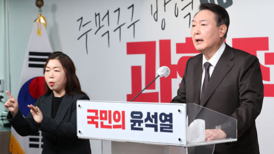 靑 비판 이틀 만에 尹 “학원·독서실·영화관 등 방역패스 폐지”