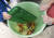 미국 코네티컷주의 한 학교에서 아이들이 점심 먹고 남은 음식을 쓰레기통에 버리고 있다. AP=연합뉴스