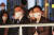 문재인 대통령과 김정숙 여사가 16일(현지시간) 두바이 엑스포 쥬빌리공원에서 열린 K-POP 콘서트에서 공연을 관람하고 있다. [두바이=청와대사진기자단]