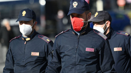 이탈리아 경찰, 분홍색 마스크 보급에 ‘불만’…“정복에 맞는 색상으로 달라”