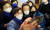이재명 더불어민주당 대선후보가 18일 서울 마포구 누리꿈스퀘어에서 열린 '중앙선대위 여성위원회 필승결의대회'에 참석, 행사를 마친 후 참석자들과 기념촬영을 하고 있다. 국회사진기자단 / 2022.01.18