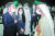 문재인 대통령이 17일(현지시간) 두바이 엑스포 전시센터에서 열린 아부다비 지속가능성주간 개막식에서 두바이 통치자 무함마드 빈 라시드 알막툼 UAE 총리와 인사를 나누고 있다. 김성룡 기자