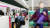 지난달 31일 일본 수도 도쿄도(東京都)의 전철에서 한 남성이 흉기를 휘두른 뒤 불을 질러 십수명이 부상했다. 고쿠료역에 열차가 긴급 정차하자 승객들이 창문으로 대피하는 모습(왼쪽)과 용의자 남성이 범행 뒤 담배를 피우는 모습. [트위터 캡처]