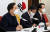 19일 오전 국회에서 긴급기자간담회를 하는 김기현(왼쪽) 국민의힘 원내대표. 김경록 기자 