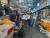 광주 동구의 자원순환해설사가 전통시장을 돌면서 주민들에게 올바른 음식 쓰레기 배출 방법 등을 알려주고 있다. 사진 광주 동구