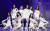 걸그룹 프로미스나인이 지난 17일 서울 블루스퀘어에서 열린 미니 4집 ‘미드나잇 게스트’ 발매 기념 쇼케이스에서 신곡을 선보이고 있다. [뉴스1]