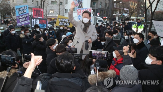 더불어민주당 이재명 대선 후보가 21일 서울 마포구 연남동 거리에서 열린 '걸어서 민심 속으로' 연남동 거리 걷기 행사에서 시민들에게 인사하고 있다. 국회사진기자단