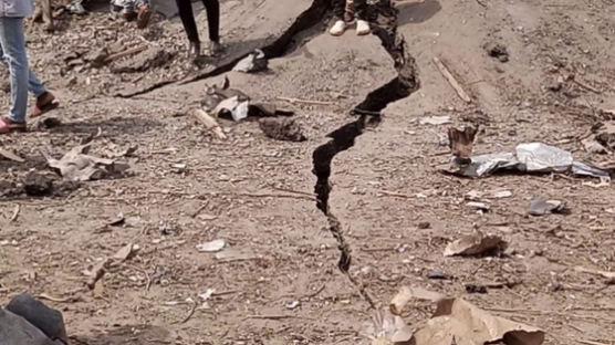 가나서 폭약 싣고가던 트럭 폭발…수십 명 사망