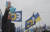 반역 혐의를 받는 페트로 포로셴코 전 우크라이나 대통령이 17일(현지시간) 키예프 공항에 도착해 지지자들에게 손을 흔들어 보이고 있다. [EPA=연합뉴스]