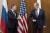 21일 스위스 제네바에서 만난 토니 블링컨(왼쪽) 미국 국무부 장관이 세르게이 라브로프 러시아 외무부 장관에게 악수를 건네고 있다. [AP=연합뉴스]