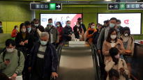 홍콩당국 “지하철역서 9초 차이로 스쳤는데 오미크론 감염”