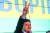 볼로디미르 젤렌스키 대통령이 지난 2019년 치러진 우크라이나 대통령선거 당시 투표 이후 손가락으로 'V'자를 만들어 보여주고 있다. [AP=뉴시스] 