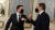 토니 블링컨 미국 국무장관(오른쪽)이 19일 키예프에서 볼로디미르 젤렌스키 우크라이나 대통령을 만나 팔꿈치 인사를 나누고 있다. [로이터=연합뉴스]