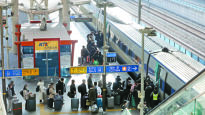 [사진] 열차 전용칸 타는 해외 입국자