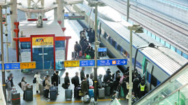 [사진] 열차 전용칸 타는 해외 입국자