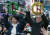 2012년 12월 9일 문재인 민주통합당 대통령 후보가 군포시 산본역 중앙광장에서 안철수 전 대통령 후보와 함께 트리 장식품을 들어 보이고 있다.