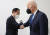 기시다 후미오 일본 총리가 작년 11월 2일 제26차 유엔기후변화협약 당사국총회(CP26)가 열리는 영국 글래스고에서 조 바이든 미국 대통령을 만나 팔꿈치 인사를 나누고 있다. 연합뉴스