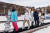 지난해 11월 중국 허베이성 장자커우 타이우 스키장에서 초보자 슬로프를 타기 위해 올라가고 있는 사람들.[로이터=연합뉴스]