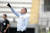 몰도바와 A매치 평가전 도중 손을 높이 들어 작전 지시하는 파울루 벤투 감독. [사진 대한축구협회]