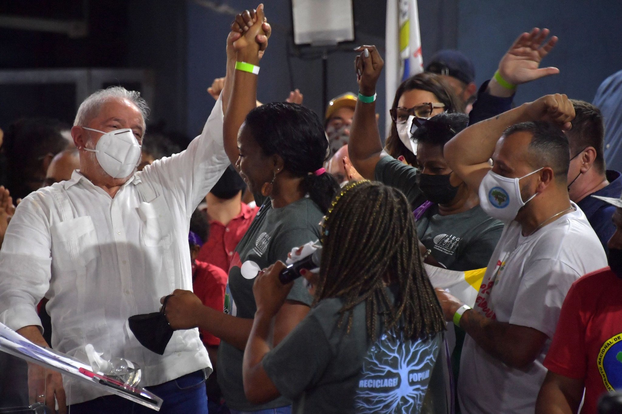 지난해 12월 22일 상파울루에서 지지자들과 만난 룰라 전 대통령. AFP=연합뉴스
