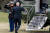 조 바이든 미국 대통령이 21일(현지시간) 대통령 별장이 있는 메릴랜드주 캠프 데이비드로 가기 위해 워싱턴 백악관에서 대통령 전용헬기인 해병1호기에 오르고 있다. [AP=뉴시스] 