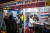 지난 21일 도쿄 신주쿠의 한 태국 음식점에서 한잔하는 사람들. [AFP=연합뉴스]