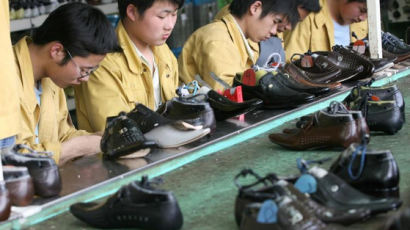 ﻿세계 신발 공장 위상 추락할까… 中 7년간 80조 원 잃었다