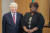 모잠비크 대통령 영부인 이자우라 뉴시 여사(오른쪽)가 지난해 11월 15일 박옥수 목사를 만나 청소년 인성교육 프로그램인 ‘마인드교육’ 도입을 논의한 뒤 기념촬영을 하고 있다.