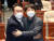 지난 6일 갈등을 빚던 국민의힘 윤석열(왼쪽) 대선 후보와 이준석 대표가 국회에서 열린 의원총회에서 포옹하고 있는 모습. 김경록 기자