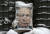 우크라이나 주민들이 블라디미르 푸틴 러시아 대통령의 포스터를 사격 연습 표적으로 삼고 있다. 연합뉴스