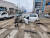 24일 오전 10시 20분쯤 경북 포항시 북구 죽도동 5호 광장 교차로에서 60대 여성이 몰던 SUV 차량이 속도를 줄이지 못하고 가로수와 신호등을 잇따라 들이받는 사고가 났다. 사진 독자 제공