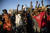 부르키 나파소 수도 와가두구에서 사람들이 국기를 든 채 반란군을 지지하고 있다. AP=연합뉴스