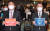 더불어민주당 이재명 대선 후보(오른쪽)와 국민의힘 윤석열 대선 후보가 18일 서울 여의도 ccmm빌딩에서 열리는 소상공인연합회 신년 하례식에 참석, 손팻말을 들고 기념촬영을 하고 있다. [국회사진기자단]