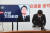 안철수 국민의당 대선 후보가 25일 오전 여의도 국회에서 열린 신년 기자회견에서 인사를 하고 있다. 김상선 기자