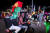 카메룬의 아프리카네이션스컵 8강 진출 직후 거리로 몰려나온 카메룬 팬들. [AFP=연합뉴스]