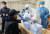 26일 오전 경기도 안성시보건소 선별진료소에서 시민들이 의료진의 도움을 받아 자가검사키트로 코로나19 검사를 받고 있다. 뉴스1