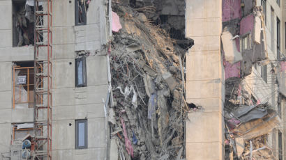 광주 아파트 붕괴현장 27층서 매몰자 발견…“잔해로 접근 난항”