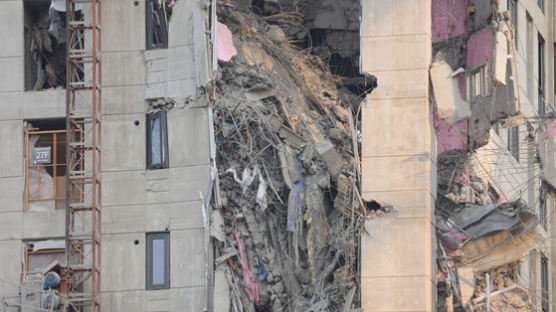 광주 아파트 붕괴현장 27층서 매몰자 발견…“잔해로 접근 난항”